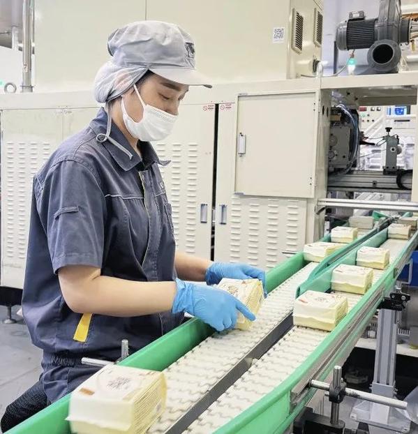 现代化卫生巾工厂 多维度透视卫生用品的安全与品质